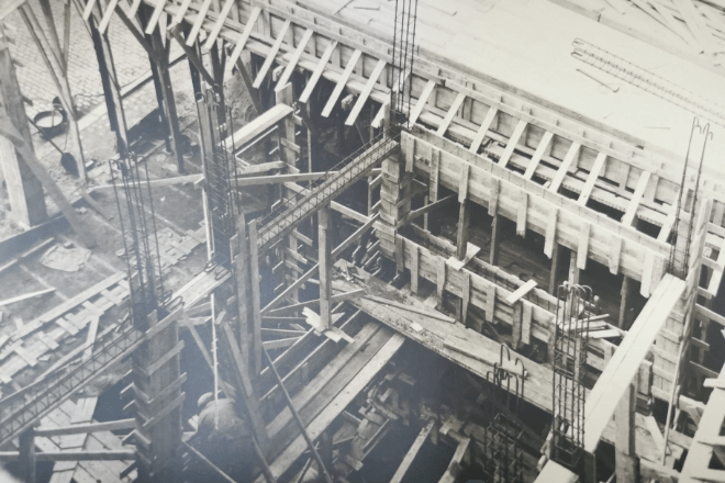 Construction of the Mathot garage in Rue des Dames Blanches in Namur in the early 1950s